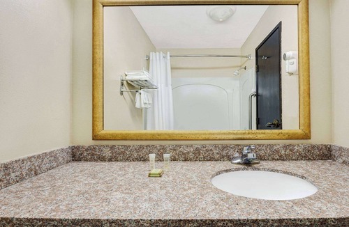 Hutchinson Hotel | Super 8 by Wyndham Hutchinson