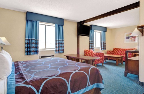 Hutchinson Hotel | Super 8 by Wyndham Hutchinson