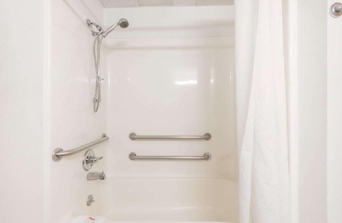 Independence Hotel | Super 8 by Wyndham Independence KS