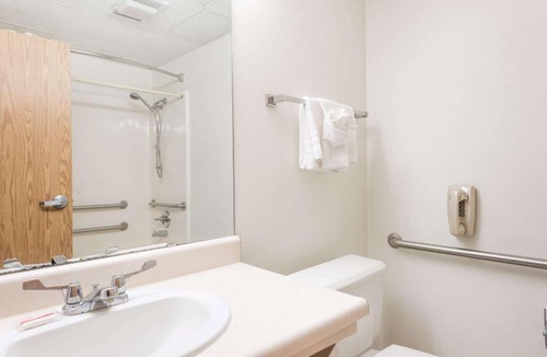 Independence Hotel | Super 8 by Wyndham Independence KS