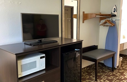 Independence Hotel | Super 8 by Wyndham Independence IA