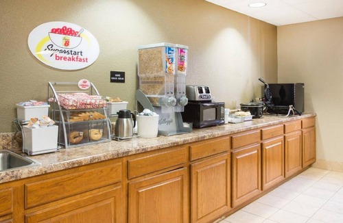 Iola Hotel | Super 8 by Wyndham Iola KS