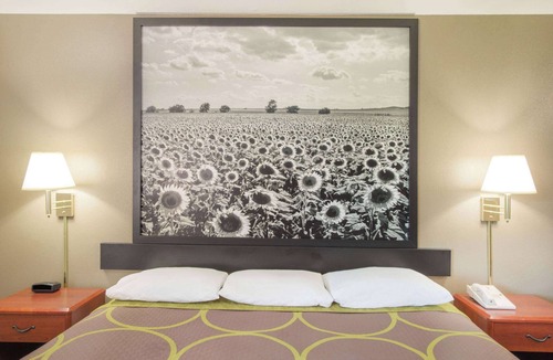 Iola Hotel | Super 8 by Wyndham Iola KS