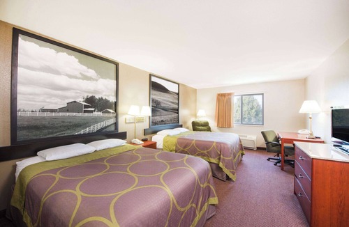 Iola Hotel | Super 8 by Wyndham Iola KS