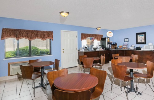 Jonesboro Hotel | Super 8 by Wyndham Jonesboro
