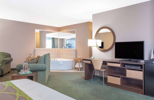 Kenora Hotel | Super 8 by Wyndham Kenora
