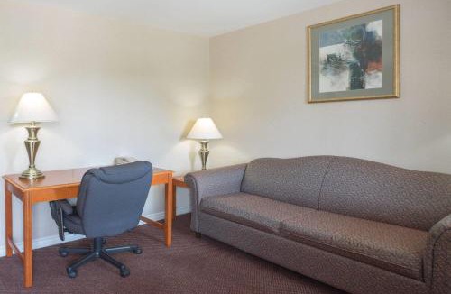 Kingston Hotel | Super 8 by Wyndham Kingston