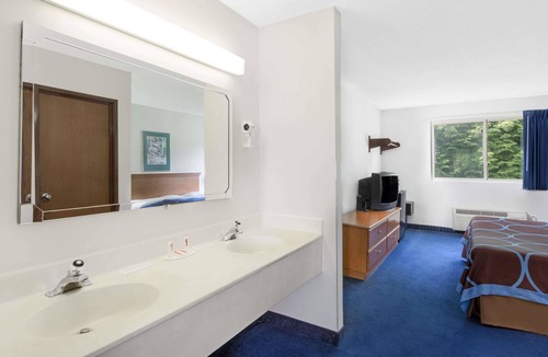Kingston Hotel | Super 8 by Wyndham Kingston