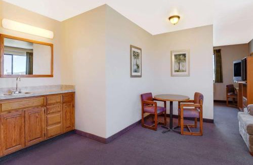 Altamont Hotel | Super 8 by Wyndham Klamath Falls