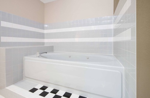 Knoxville Hotel | Super 8 by Wyndham Knoxville