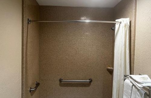 La Marque Hotel | Super 8 by Wyndham La Marque TX/Texas City Area