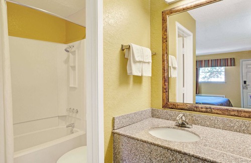 La Marque Hotel | Super 8 by Wyndham La Marque TX/Texas City Area