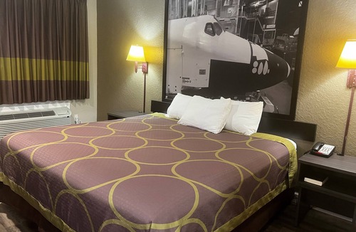 La Marque Hotel | Super 8 by Wyndham La Marque TX/Texas City Area