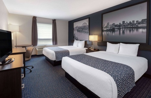 Lachenaie Hotel | Super 8 by Wyndham Lachenaie/Terrebonne