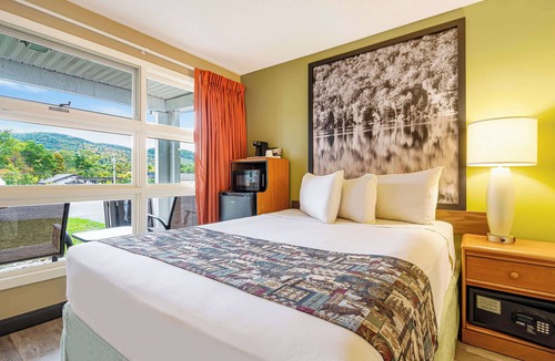 Lake George Hotel | Super 8 by Wyndham Lake George/Downtown
