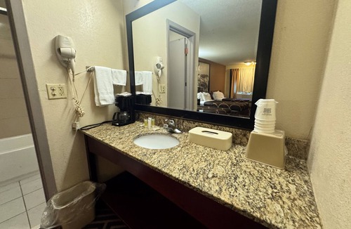 Laurel Hotel | Super 8 by Wyndham Laurel