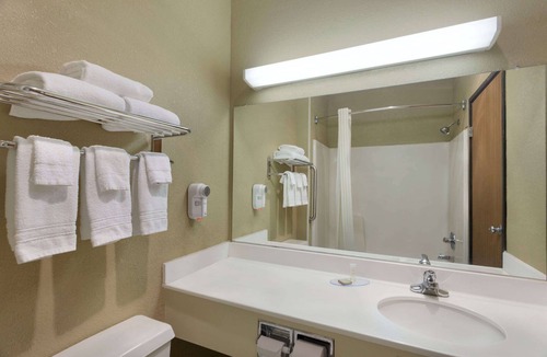 Lee's Summit Hotel | Super 8 by Wyndham Lees Summit