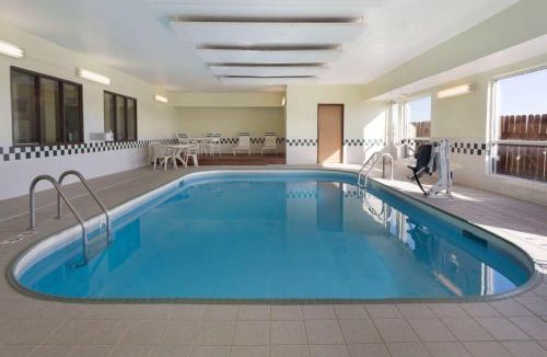Lee's Summit Hotel | Super 8 by Wyndham Lees Summit