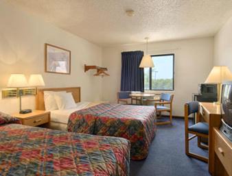 Lenexa Hotel | Super 8 by Wyndham Lenexa Overland Park Area/Mall Area