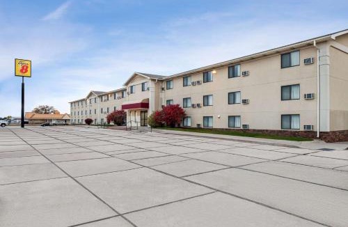 Lincoln Hotel | Super 8 by Wyndham Lincoln North