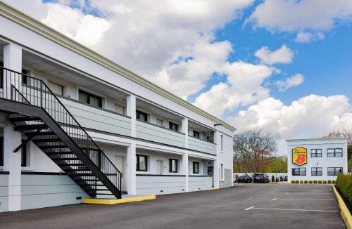 Lindenhurst Hotel | Super 8 by Wyndham Lindenhurst