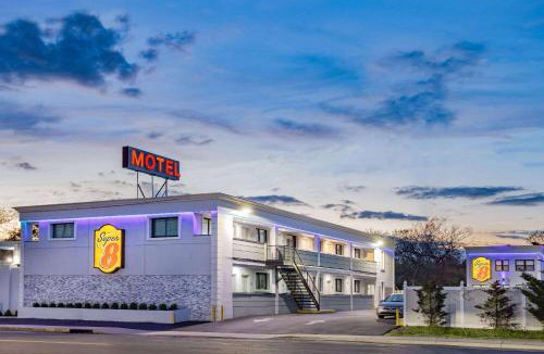 Lindenhurst Hotel | Super 8 by Wyndham Lindenhurst