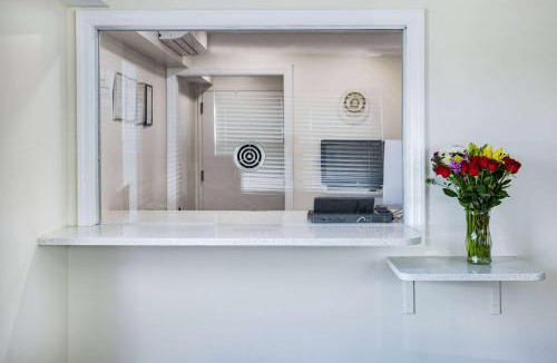 Lindenhurst Hotel | Super 8 by Wyndham Lindenhurst