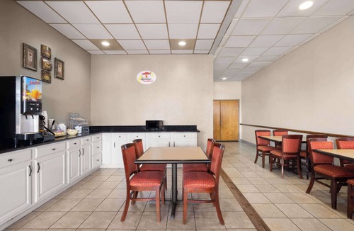 Longview Hotel | Super 8 by Wyndham Longview/North