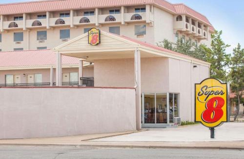 Downtown Hotel | Super 8 by Wyndham Lubbock Civic Center North