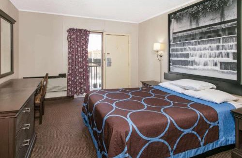 Downtown Hotel | Super 8 by Wyndham Lubbock Civic Center North