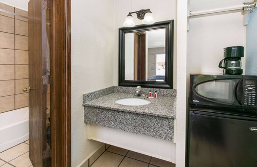 Downtown Hotel | Super 8 by Wyndham Lubbock Civic Center North