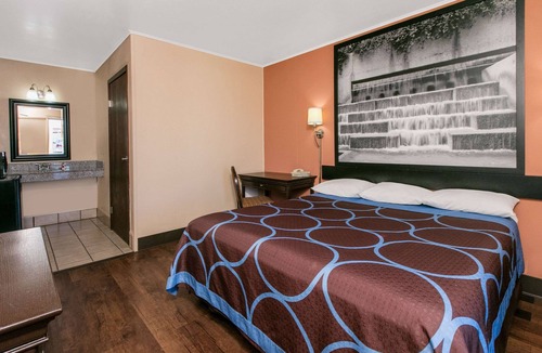 Downtown Hotel | Super 8 by Wyndham Lubbock Civic Center North