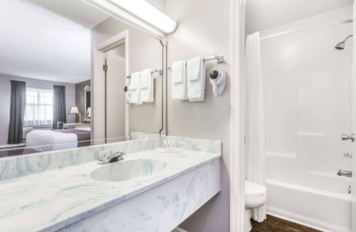 Madison Hotel | Super 8 by Wyndham Madison