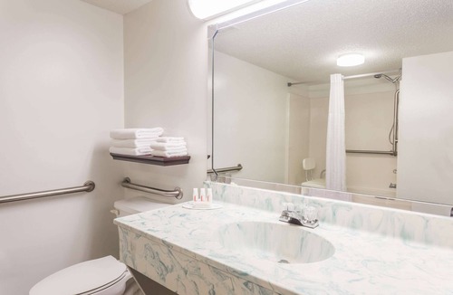 Madison Hotel | Super 8 by Wyndham Madison