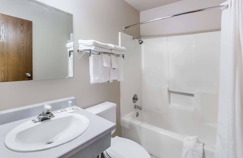 Madison Hotel | Super 8 by Wyndham Madison