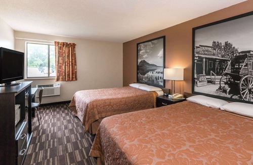 Madison Hotel | Super 8 by Wyndham Madison