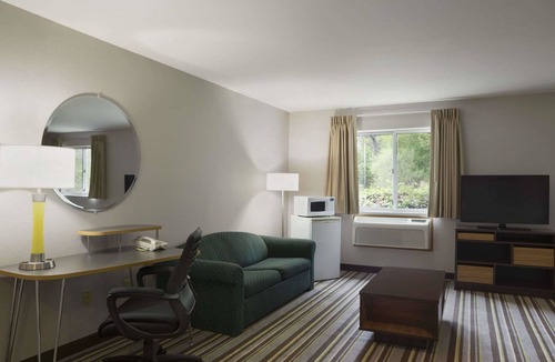 Manistee Hotel | Super 8 by Wyndham Manistee
