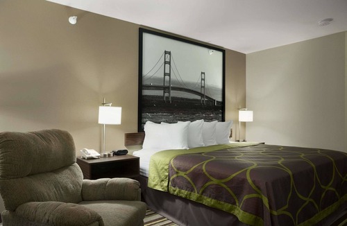 Manistee Hotel | Super 8 by Wyndham Manistee