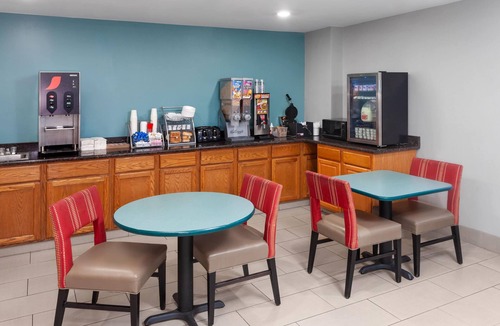 McHenry Hotel | Super 8 by Wyndham McHenry/Fox Lake Area