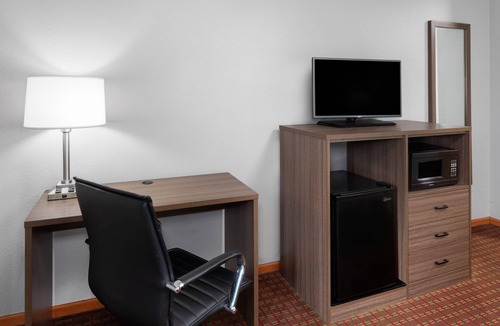 McHenry Hotel | Super 8 by Wyndham McHenry/Fox Lake Area