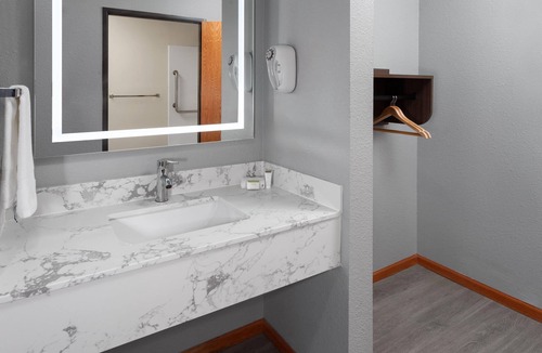 McHenry Hotel | Super 8 by Wyndham McHenry/Fox Lake Area