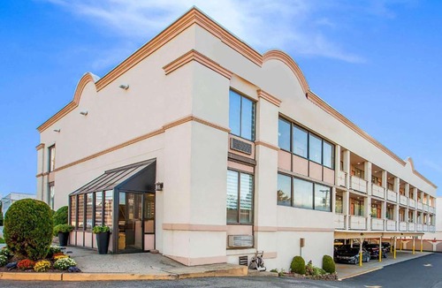 Carlstadt Hotel | Super 8 by Wyndham Meadowlands