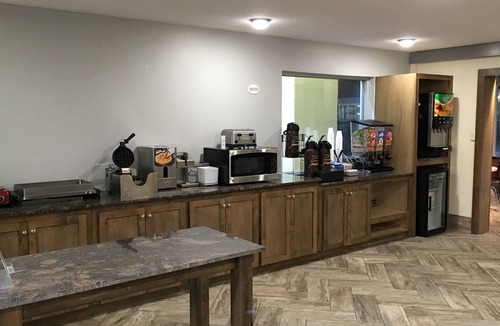 Meridian Hotel | Super 8 by Wyndham Meridian