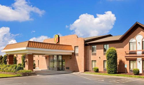 Metropolis Hotel | Super 8 by Wyndham Metropolis