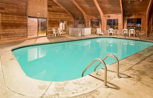 Metropolis Hotel | Super 8 by Wyndham Metropolis