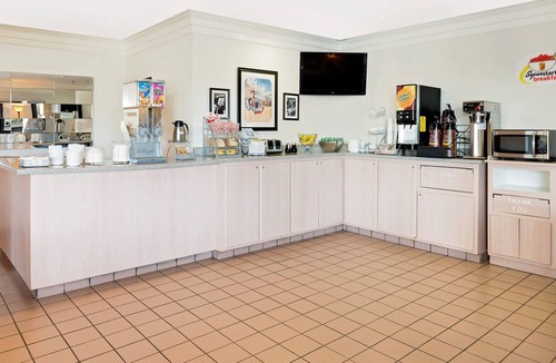 Metropolis Hotel | Super 8 by Wyndham Metropolis