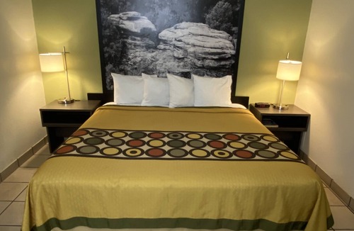 Metropolis Hotel | Super 8 by Wyndham Metropolis