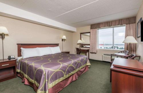 Gateway Hotel | Super 8 by Wyndham Mississauga