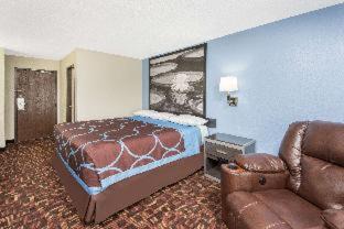 Moberly Hotel | Super 8 by Wyndham Moberly MO
