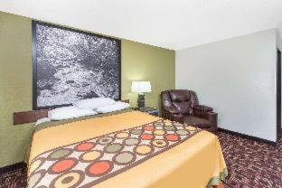 Moberly Hotel | Super 8 by Wyndham Moberly MO